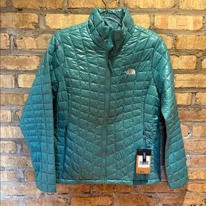 Northface women’s size large New thermal ball jacket standard fit Bristol blue